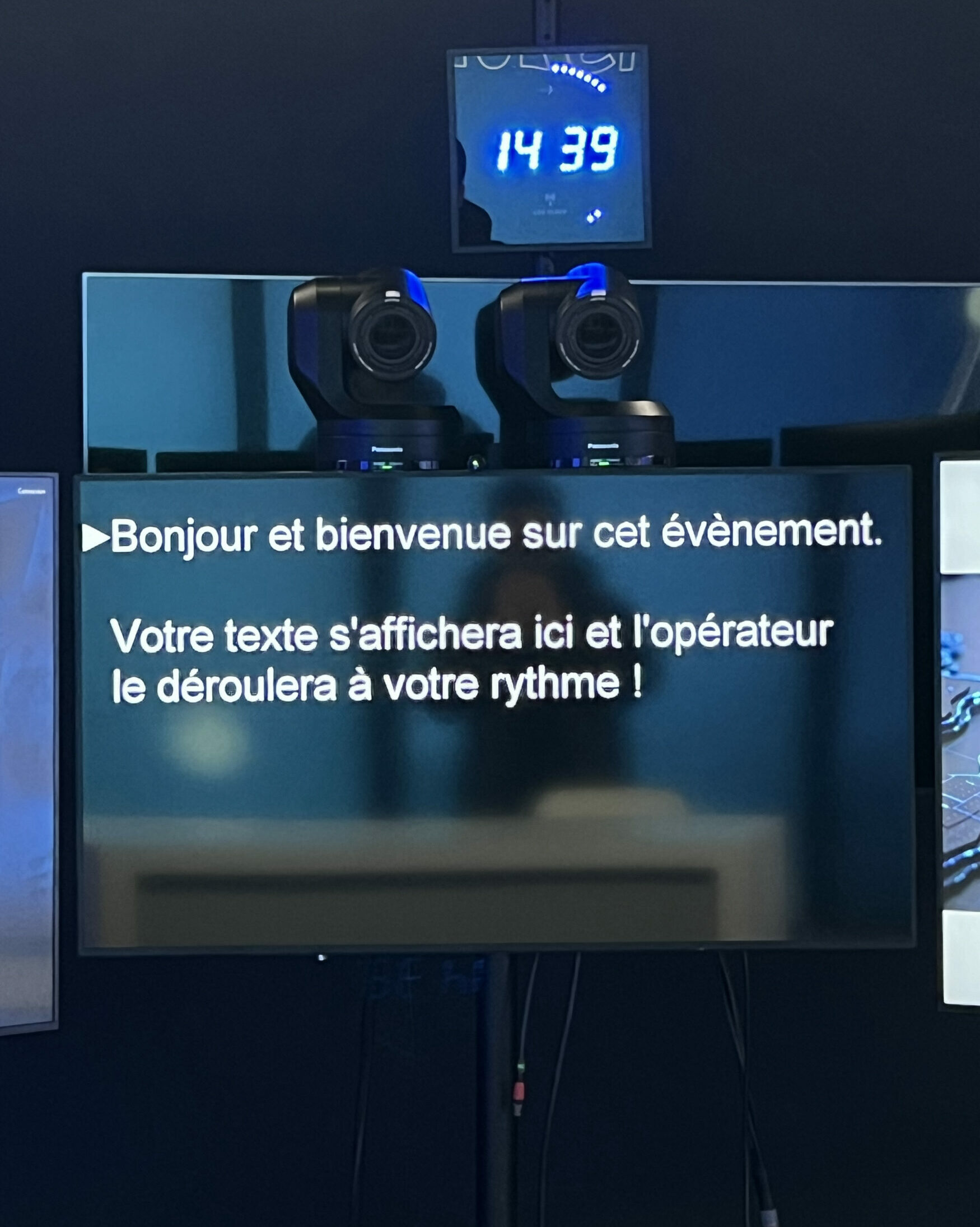 Photo d'un prompteur diffusé sur un écran lcd sous une caméra PTZ
