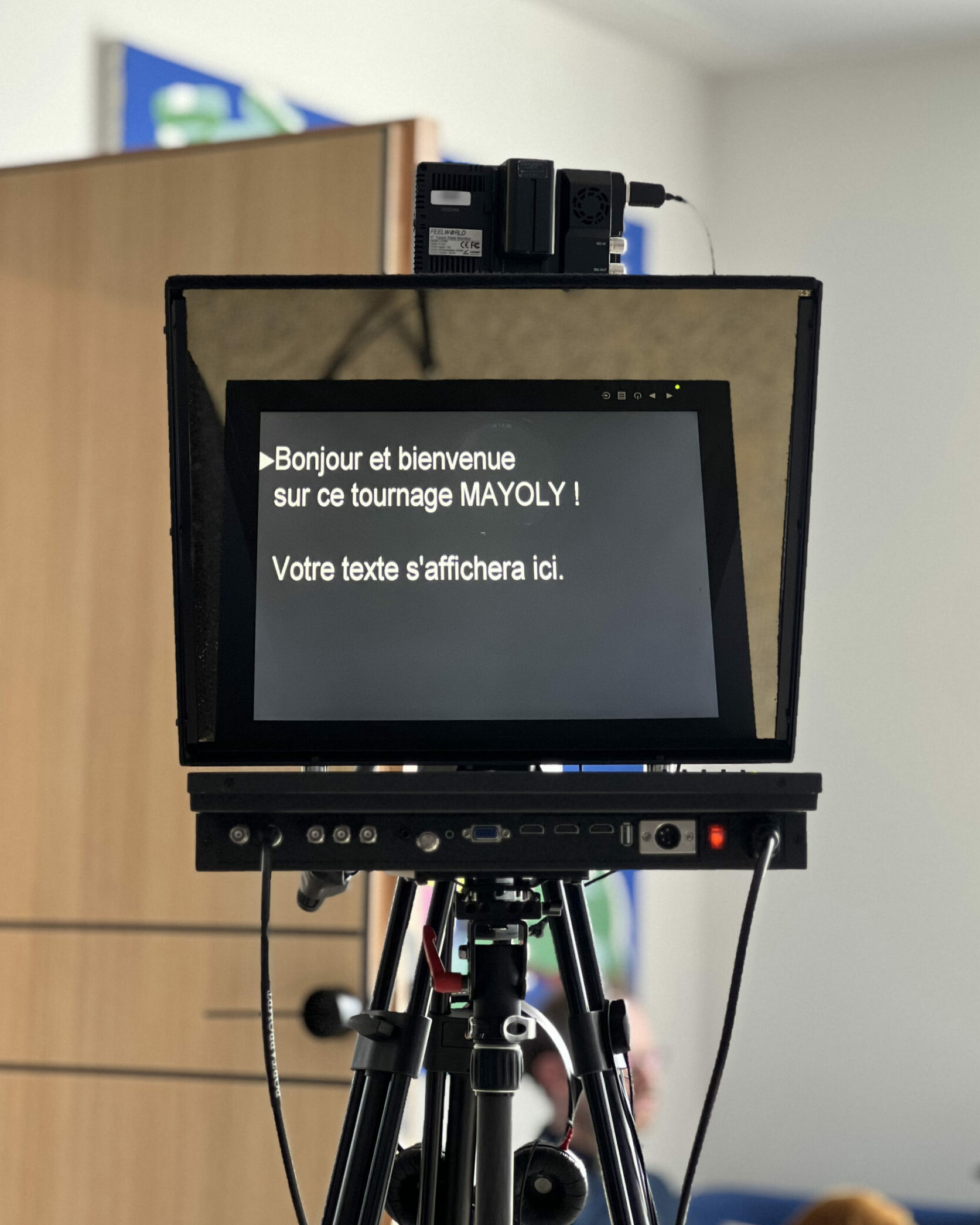 Photo de face d'un prompteur caméra 15"